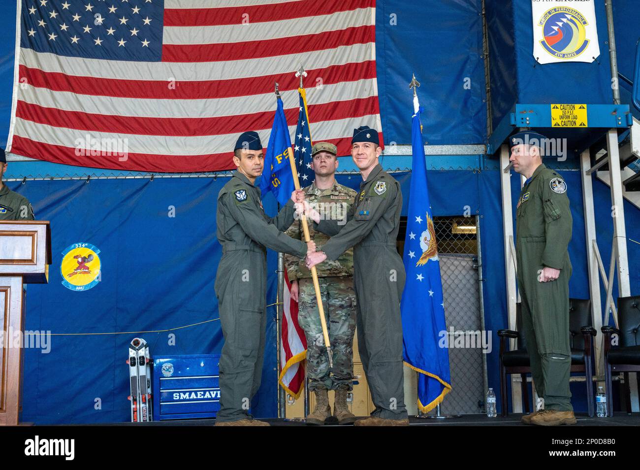 Jacob Ashmore, comandante uscente del 334th Fighter Squadron, passa il guidon al col. Michael Alfaro, comandante del 4th Operations Group, durante una cerimonia di cambio di comando alla Seymour Johnson Air Force base, North Carolina, 13 gennaio 2023. Questo evento serve a trasferire formalmente e pubblicamente il comando del 334th FS dal comandante uscente al comandante entrante. Foto Stock