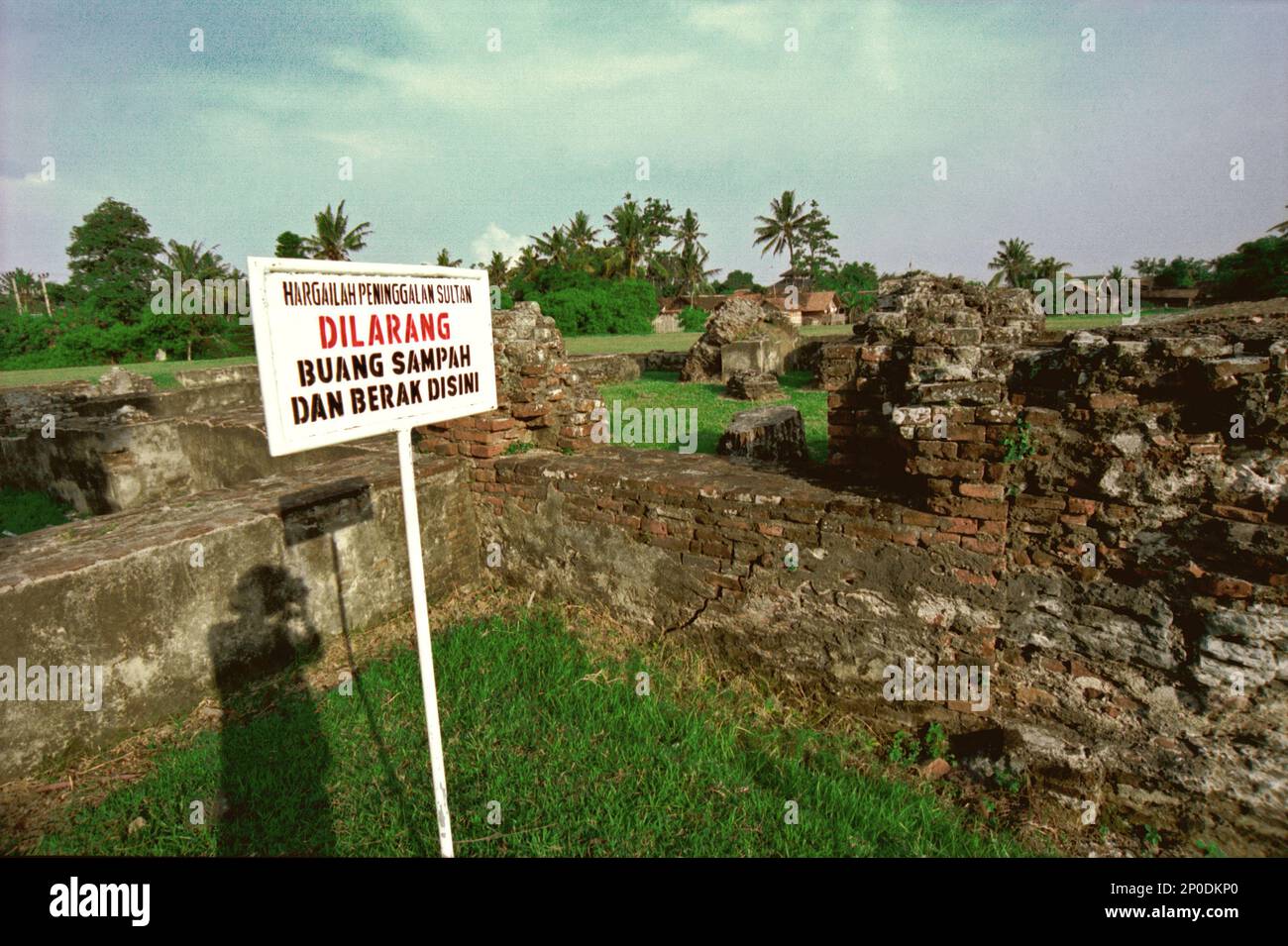 Un cartello che avverte le persone di non figliare o non fare il poo nella zona, è visto in un complesso di rovine a Kaibon Palace, un patrimonio culturale del periodo Sultanato Banten situato in una zona chiamata Banten lama (Old Banten) a Serang, Banten, Indonesia, in questa foto scattata nel 2004. Una ricerca sul campo condotta recentemente da Nurikah e E. Rakhmat Jazuli (Facoltà di giurisprudenza, Sultan Ageng Tirtayasa University, Banten) ha rivelato che ci sono state molte violazioni contro il trattamento dei beni culturali nella zona. Foto Stock