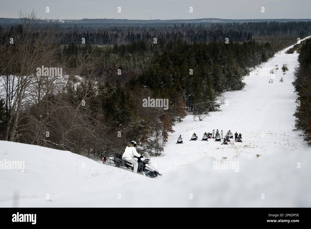 20th forze speciali i soldati del gruppo sono sottoposti alla certificazione di ninnevamento, durante lo Sciopero settentrionale 23-1, 27 gennaio 2023, a Camp Grayling, Michigan. L'iterazione invernale di Northern Strike serve come un modo conveniente per le unità del Dipartimento della Difesa di condurre operazioni congiunte in tutti i domini a basse temperature. Foto Stock