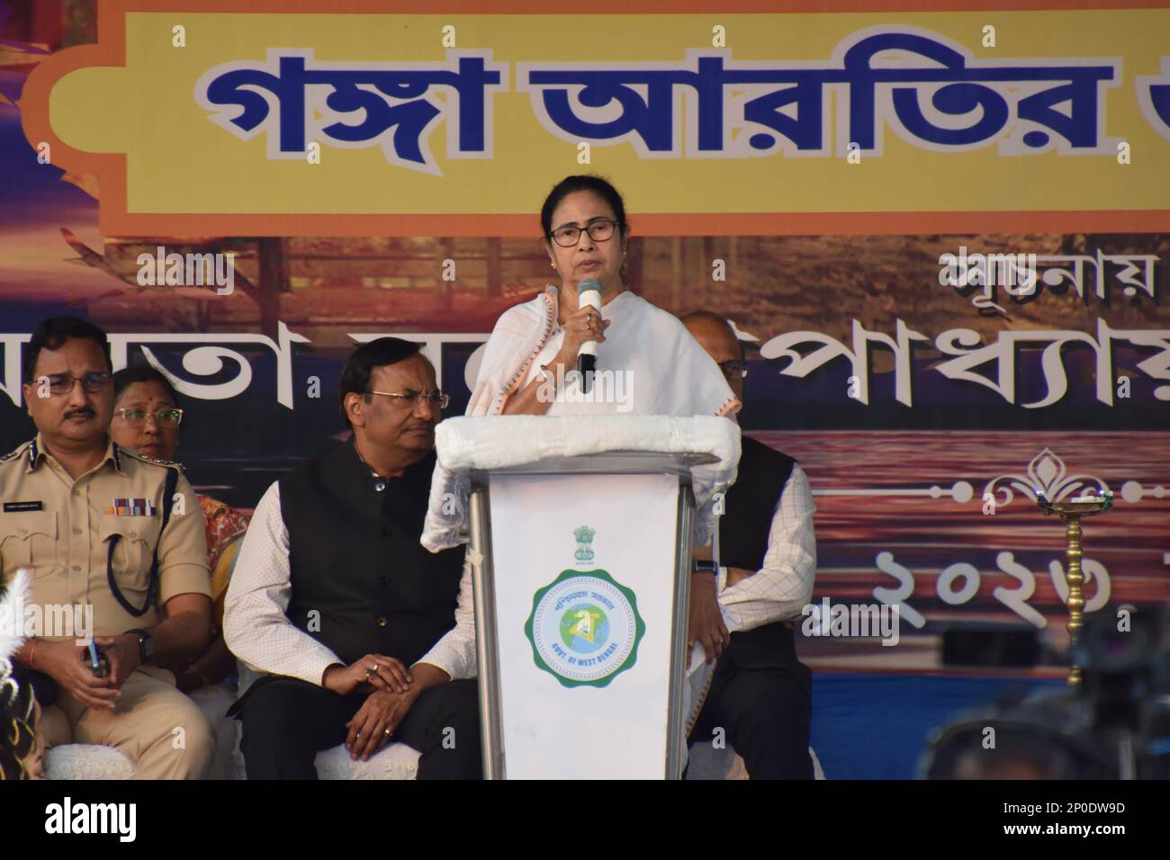 Non esclusiva: 02 marzo 2023, Kolkata, India. Mamata Banerjee, primo ministro del Bengala Occidentale che esegue la puja della dea Ganga che ha appena eretto, dopo Foto Stock