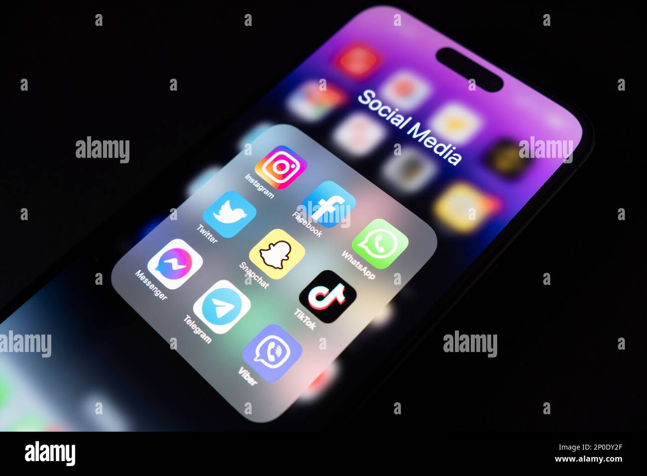 Yerevan, Armenia, 28 febbraio 2023: Apple iPhone 14 Pro Max con icone di social media facebook, instagram, applicazione twitter sullo schermo. Sociale med Foto Stock