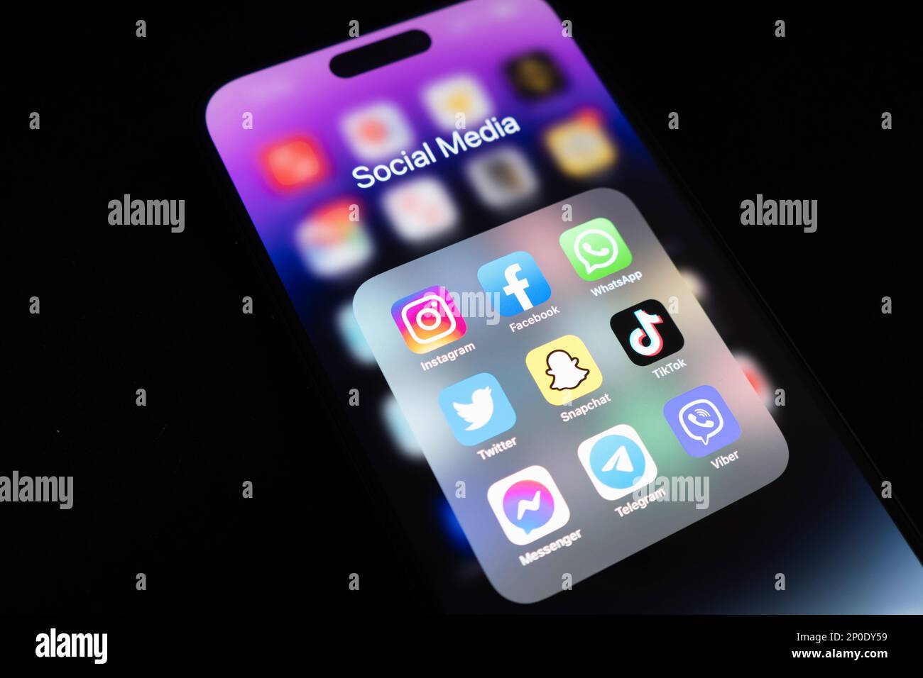 Yerevan, Armenia, 28 febbraio 2023: Apple iPhone 14 Pro Max con icone di social media facebook, instagram, applicazione twitter sullo schermo. Sociale med Foto Stock