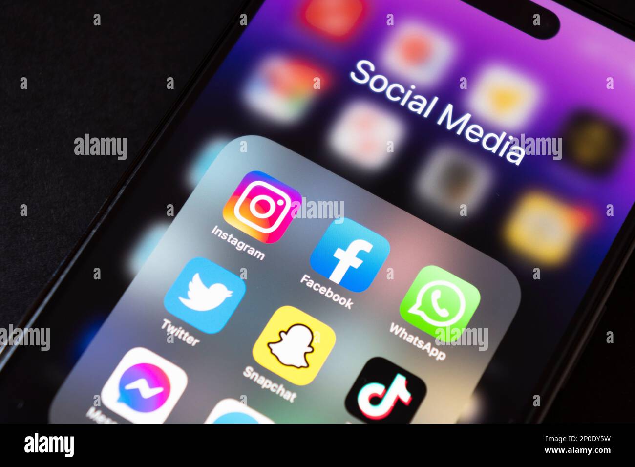 Yerevan, Armenia, 28 febbraio 2023: Apple iPhone 14 Pro Max con icone di social media facebook, instagram, applicazione twitter sullo schermo. Sociale med Foto Stock