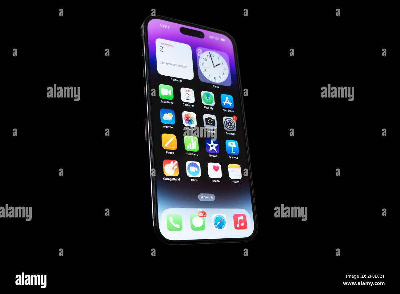 Yerevan, Armenia, 2 marzo 2023: Apple iPhone 14 Pro Max in piedi sul tavolo nero. Funzione Dynamic Island sul display Foto Stock