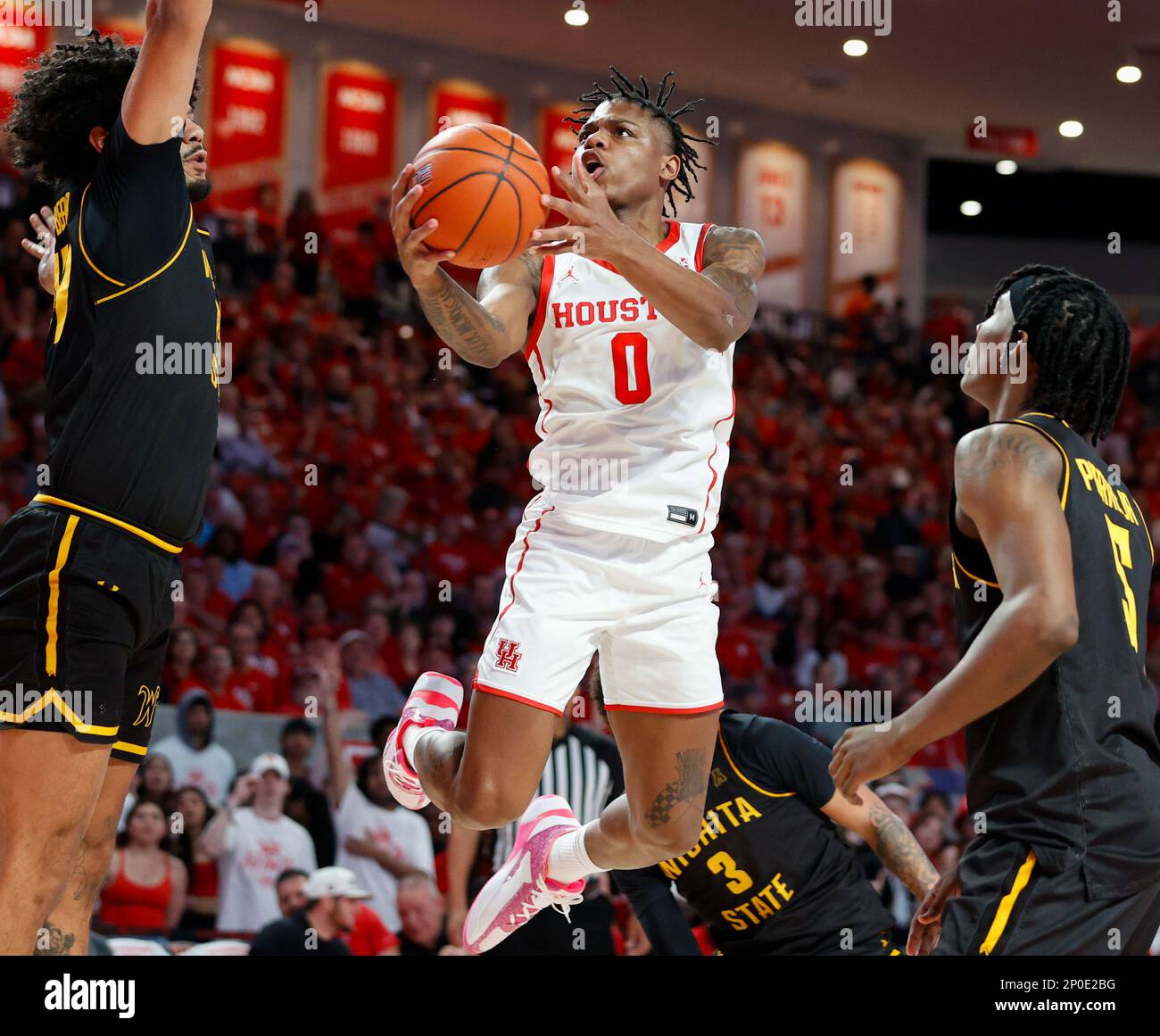 Houston, Texas, Stati Uniti. 2nd Mar, 2023. La guardia di Houston Marcus Sasser (0) va al paniere durante una partita di pallacanestro dell'università NCAA tra Houston e lo stato di Wichita il 2 marzo 2023, a Houston. (Credit Image: © Scott Coleman/ZUMA Press Wire) SOLO PER USO EDITORIALE! Non per USO commerciale! Foto Stock