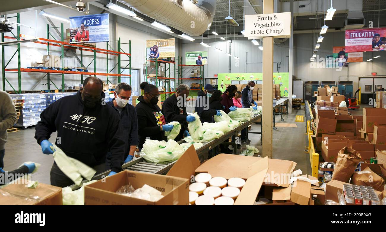 230201-N-AG722-1042 WASHINGTON (01 febbraio 2023) i membri del Comandante, comando delle installazioni della Marina militare Women's Employee Resource Group (ERG) si sono volontari presso la Capital Area Food Bank di Washington, D.C. La sede centrale dell’impresa costiera della Marina ha lanciato gli ERG per capitalizzare sulla diversità culturale, professionale ed etnica della forza lavoro nel creare un luogo di lavoro inclusivo per tutti. Foto Stock