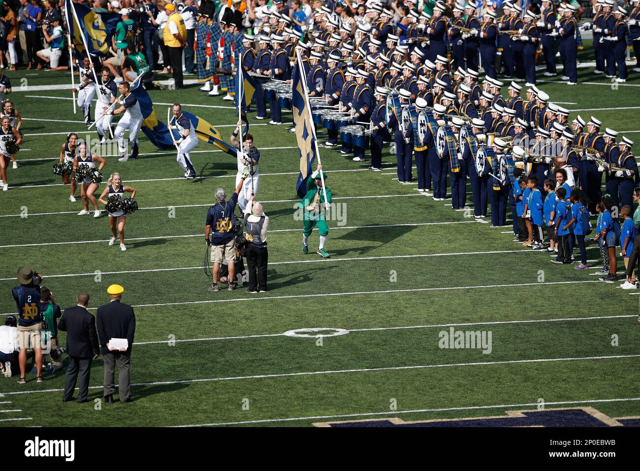 The Notre Dame leprechaun mascot is seen as he carry's a University of Notre Dame flag during a NCAA football game between Duke against Notre Dame, Saturday, Sept 24, 2016, in South Bend, Ind. Duke won 38-35. (Scott Boehm via AP) Foto Stock