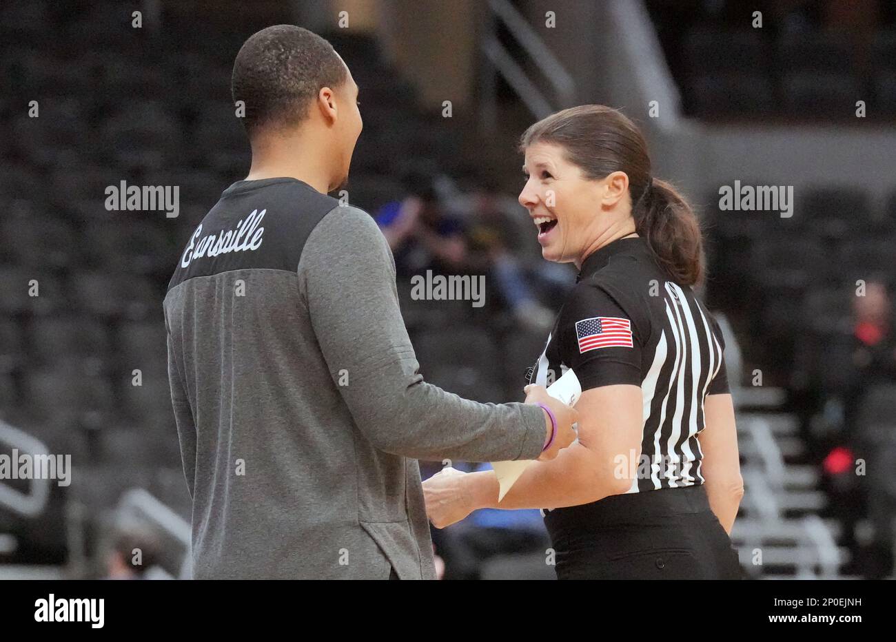 St Louis, Stati Uniti. 02nd Mar, 2023. L'arbitro Amy Bonner chiacchiera con David Ragland, allenatore di pallacanestro di Evansville, durante una partita contro l'Indiana state nel Missouri Valley Conference Tournament presso l'Enterprise Center di St Louis il Giovedi, 2 marzo 2023. Foto di Bill Greenblatt/UPI Credit: UPI/Alamy Live News Foto Stock