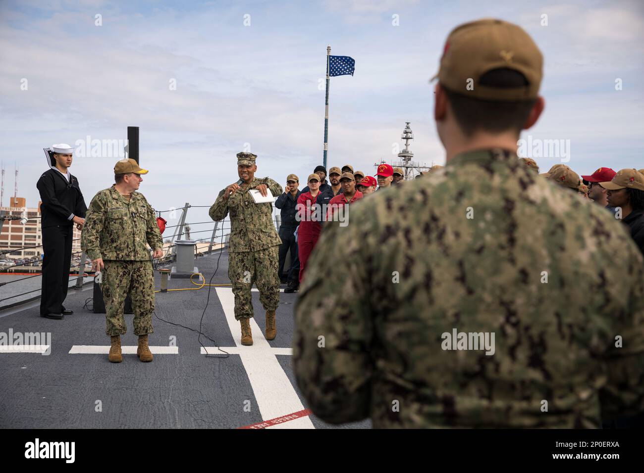 230222-N-TH560-0615 NORFOLK, Virginia (22 febbraio 2023) – personale, Manpower, e allenamenti Fleet Master Chief Delbert Terrell Jr. Risponde a una domanda di Sailor durante una chiamata a tutte le mani a bordo del cacciatorpediniere missilistico guidato USS Stout (DDG 55), 22 febbraio 2023. Rick Cheeseman e Terrell hanno visitato i comandi sul lungomare della Naval Station Norfolk per discutere la carriera, la retribuzione e i servizi del personale. Foto Stock