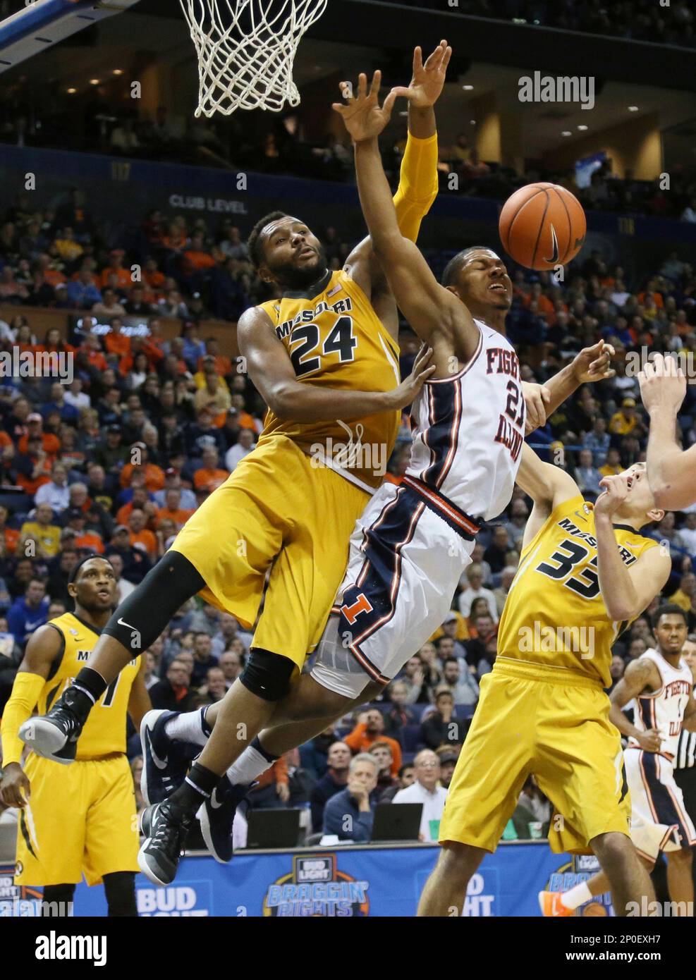 Illinois guard Malcolm Hill, right, is fouled by Missouri forward Kevin Puryear as he drives to the basket in the second half of an NCAA college basketball game, Wednesday, Dec. 21, 2016, at Scottrade Center in St. Louis. (Chris Lee/St. Louis Post-Dispatch via AP) Foto Stock