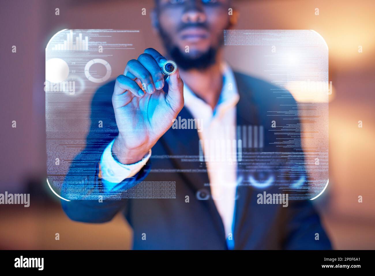 Ologramma, digitale e touchscreen con le mani dell'uomo per interfaccia 3D, networking e cloud computing. Futuro, database e software ui con i dipendenti Foto Stock