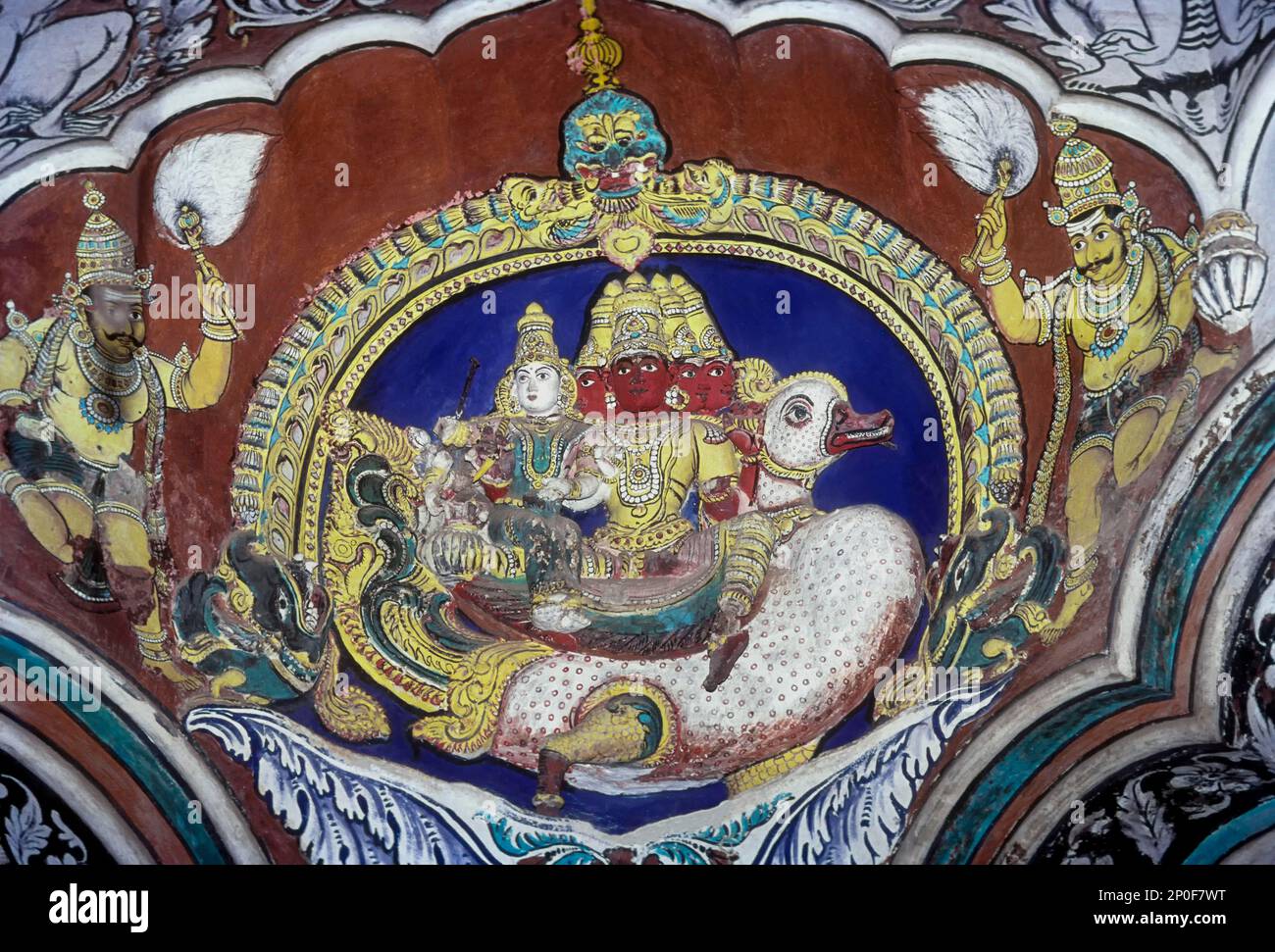 18th ° secolo murales Maratha Darbar sala all'interno del complesso del palazzo Thanjavur a Tamil Nadu, India, Asia. Brahma con il suo consorte seduto sul cigno. stucco Foto Stock