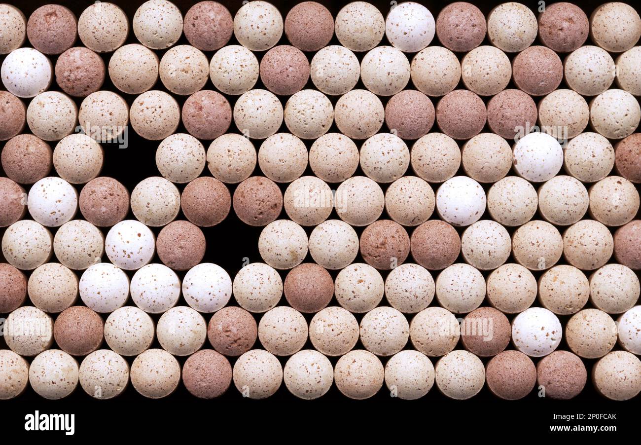 Molte pillole dietetiche geometricamente disposte, alcune pillole mancanti. Supplementi nutrizionali per la cura della salute configurazione astratta sfondo. La mancanza di vitamine con Foto Stock
