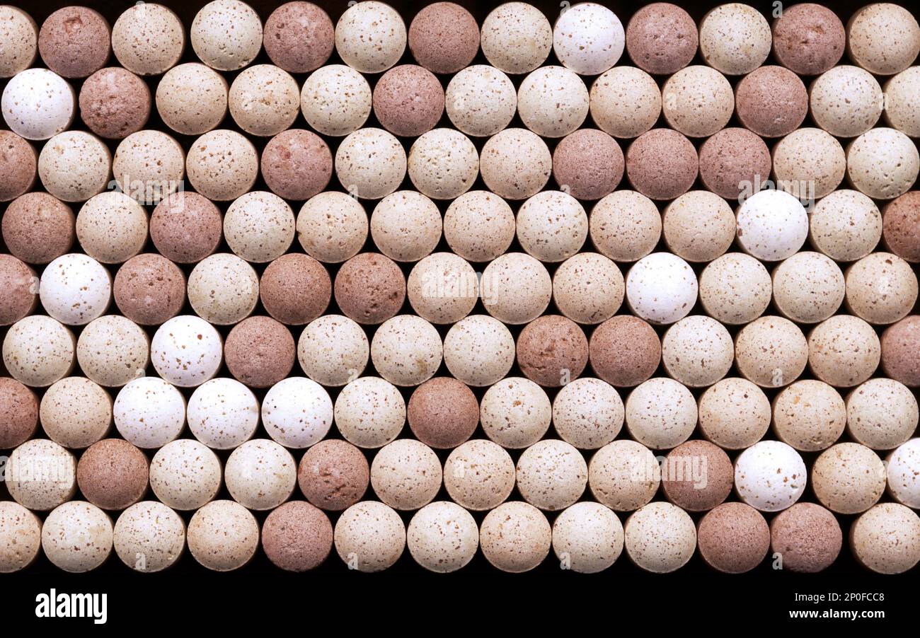Molte pillole dietetiche geometricamente disposte bellissimo sfondo. Supplementi nutrizionali per la cura della salute disegno astratto Foto Stock