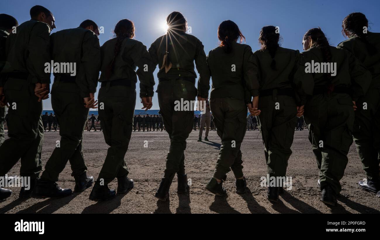 I membri della Asayish Law Enforcement Training Academy celebrano con una danza moderna dopo una cerimonia di laurea delle forze di sicurezza interne siriane vicino a Qamishli, Siria, 3 gennaio 2023. Coalition Detention Capabilities Assessment Teams conduce corsi di base per l’applicazione della legge con i partner Asayish per dotarli delle competenze necessarie per garantire la Siria e la regione contro l’Isis. Più di 140 nuove protezioni di forza correttiva si sono laureate dal corso iniziale per oltre tre mesi. Le forze di coalizione continueranno a consigliare, assistere e consentire alle forze democratiche siriane di istruire e aiutare a costruire un capa Foto Stock