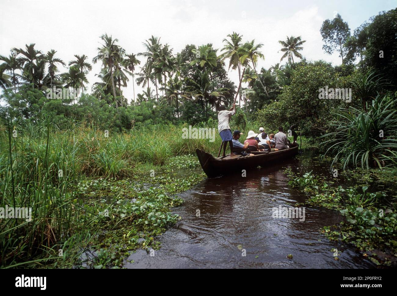 I turisti che si godono viaggio in barca un'esperienza deliziosa. Backwaters di Kodungallur, Kerala, India Foto Stock