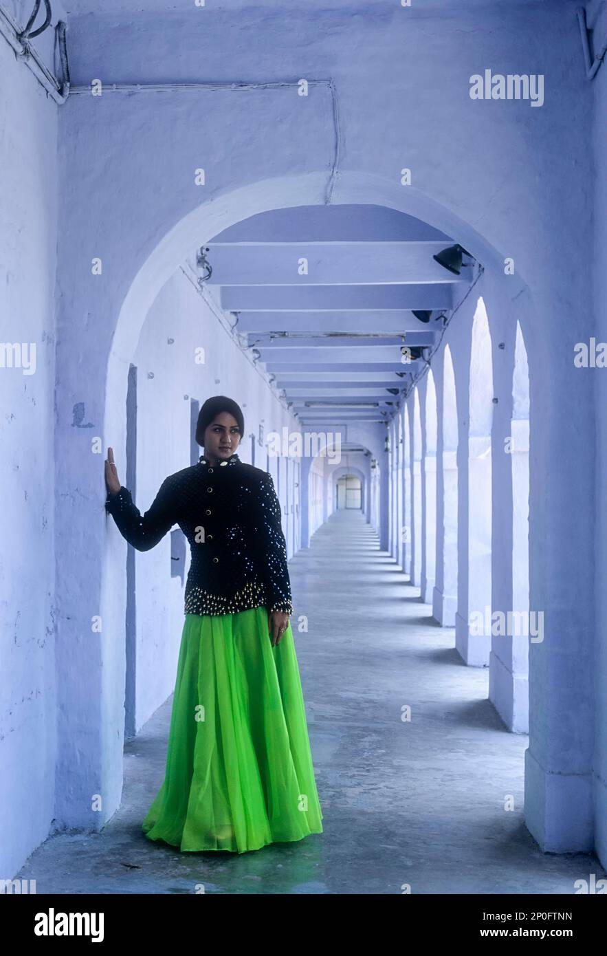 Una donna in piedi, Port Blair, Andaman, Andaman e Nicobar Islands, Unione territorio dell'India Foto Stock