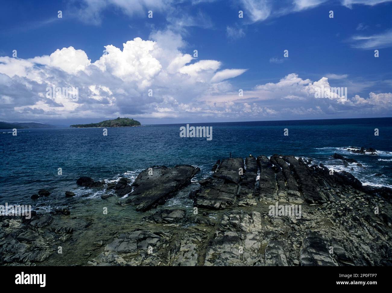 A Rocky Beach tra Corbyn's Cove Beach â€“ Port Blair, Andaman del Sud, Andaman e Nicobar Islands, territorio dell'Unione dell'India Foto Stock