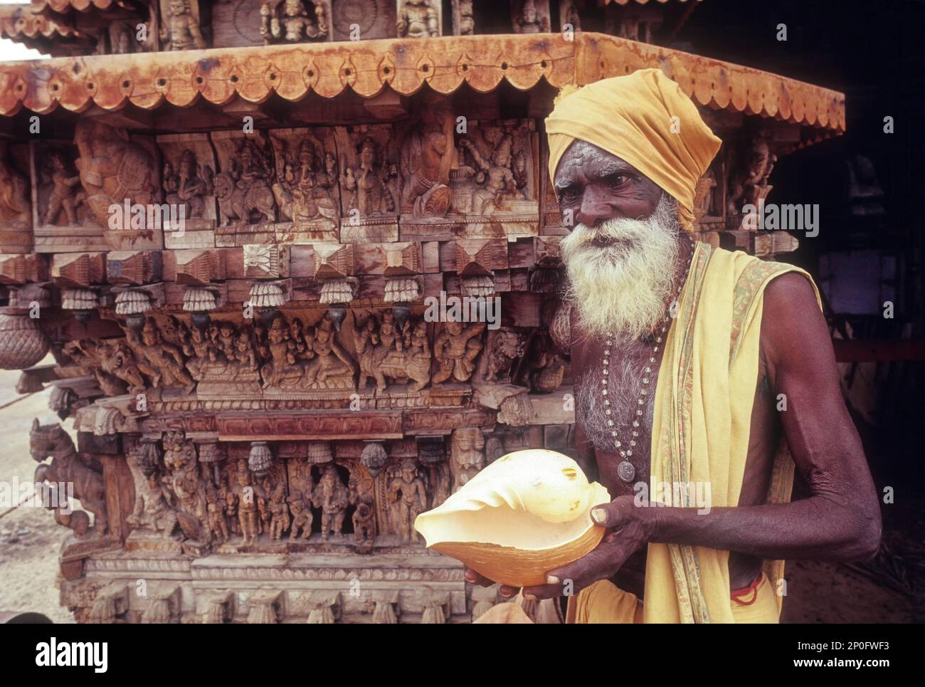 Ramasamy â Beggar in piedi di fronte al tempio carro, Perur, coimbatore, Tamilnadu, India Foto Stock