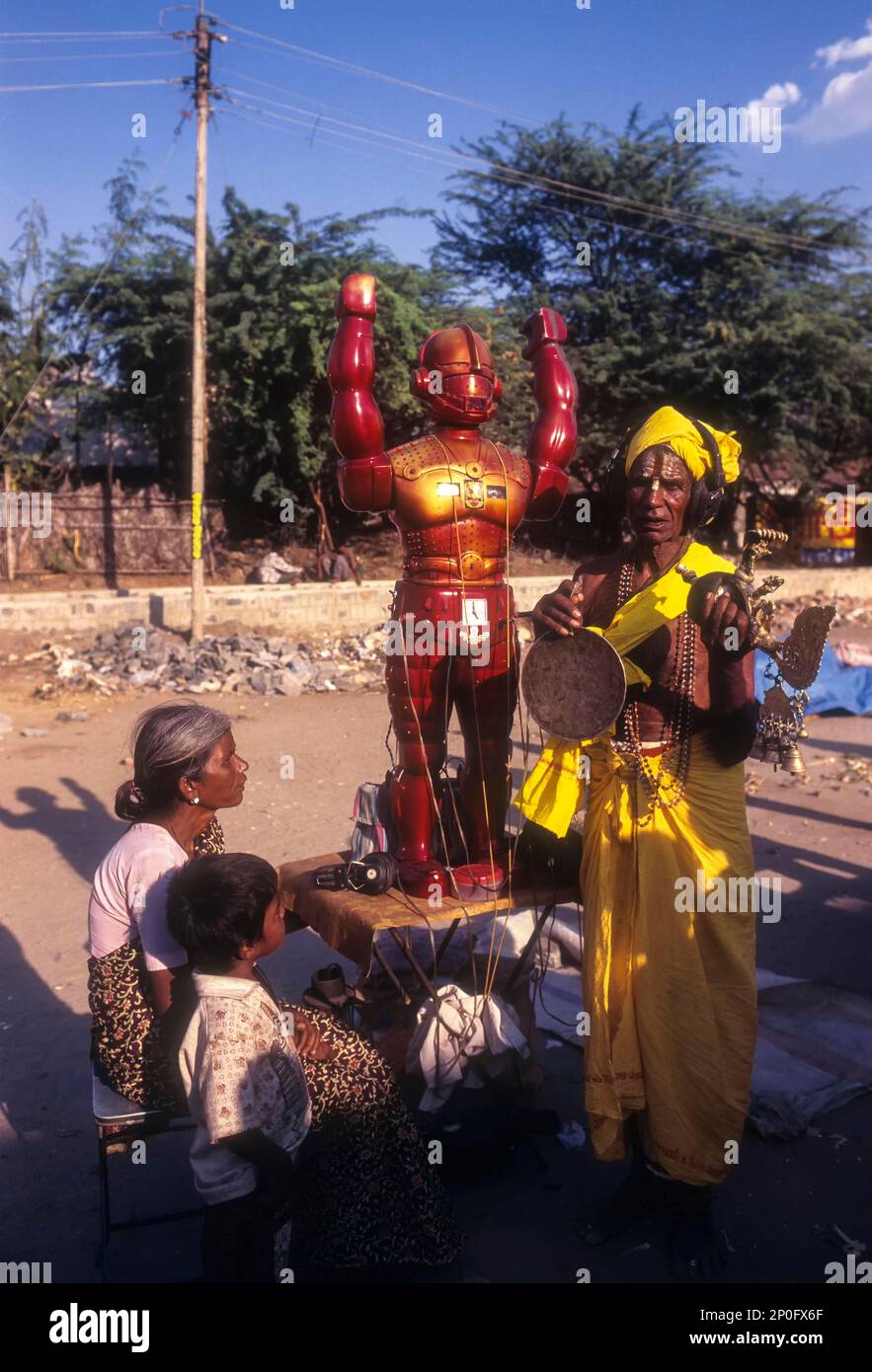 Un Villager ha lasciato per l'uso di Robot in Karamadai Chariot festival vicino Coimbatore, Tamil Nadu, India Foto Stock