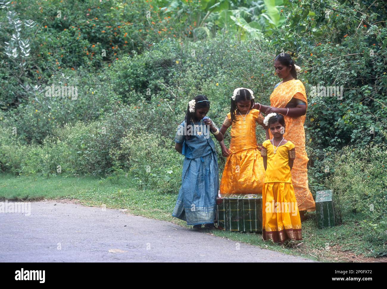 Abitanti del villaggio in attesa di autobus, Tamil Nadu, India Foto Stock