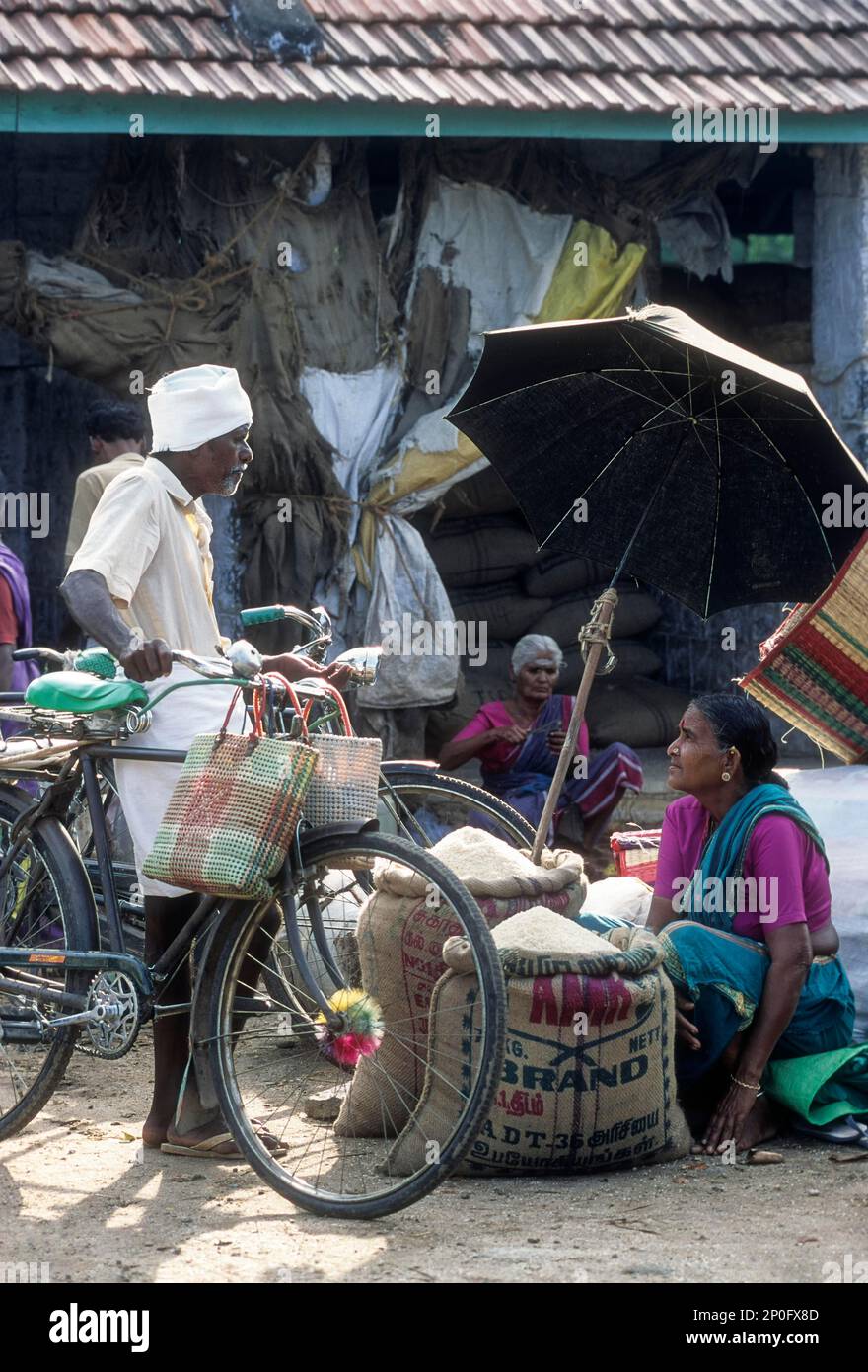 Una donna del villaggio che vende riso nel mercato periodico di Thudilur vicino Coimbatore, Tamil Nadu, India Foto Stock