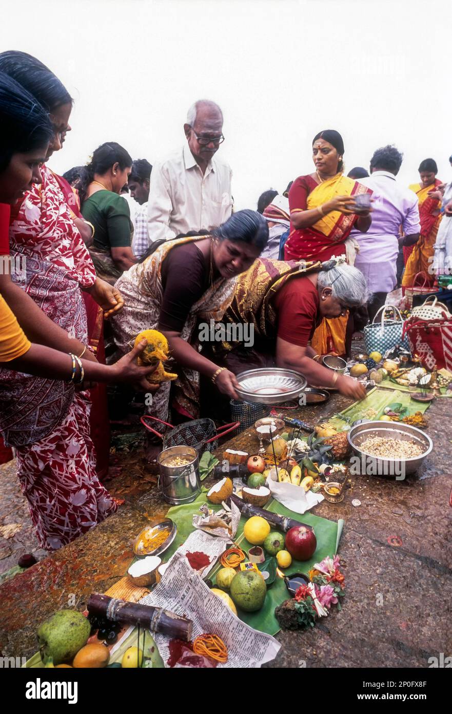 Preghiere al fiume cauvery a Srirangam, Tamil Nadu, India. ADI