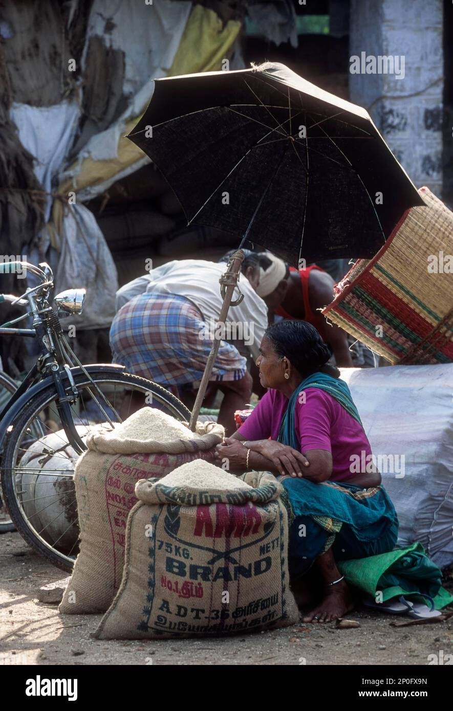 Una donna del villaggio che vende riso nel mercato periodico di Thudiyalur vicino Coimbatore, Tamil Nadu, India Foto Stock