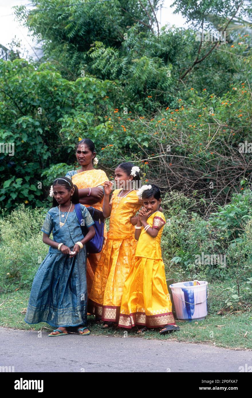 Abitanti del villaggio in attesa di autobus, Tamil Nadu, India Foto Stock