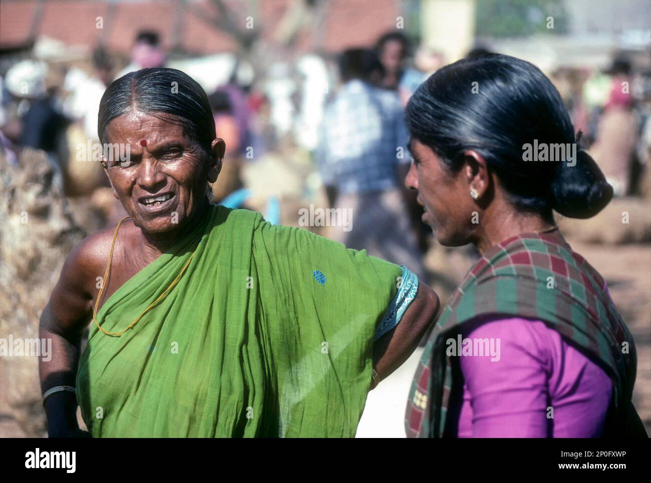 Villaggio donna a Thudiyalur mercato settimanale vicino Coimbatore, Tamil Nadu, India Foto Stock
