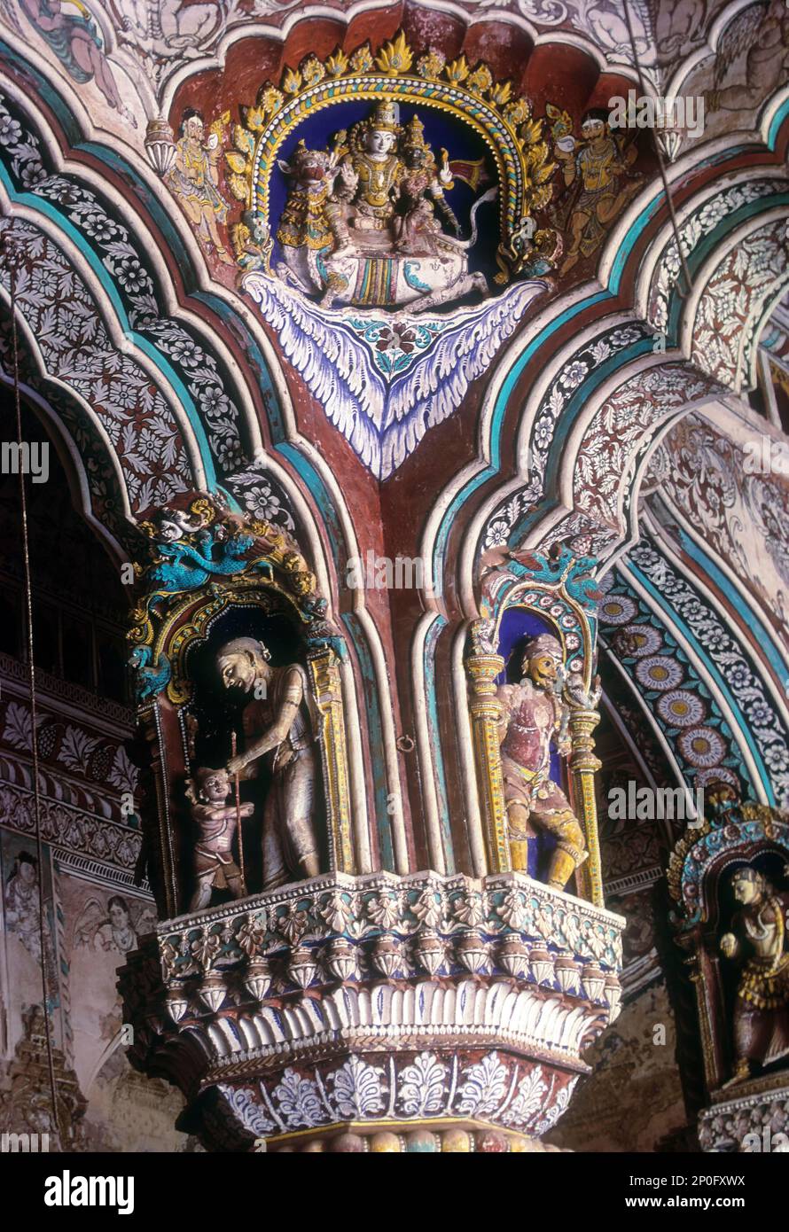 Siva e Parvathi seduti a Rishaba o bull. Lavori in stucco del 18th° secolo e colonne affrescate della sala Maratha Darbar all'interno del palazzo Thanjavur Foto Stock