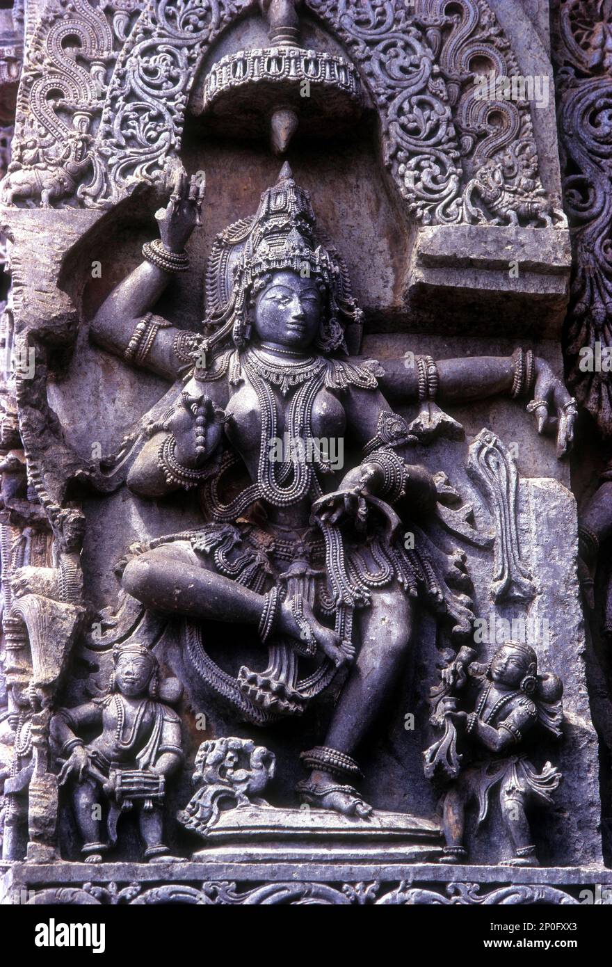 Statua del 12th ° secolo di Natya Saraswathi nel tempio di HoySaleswara a Halebid o Halebidu, Karnataka, India, Asia Foto Stock