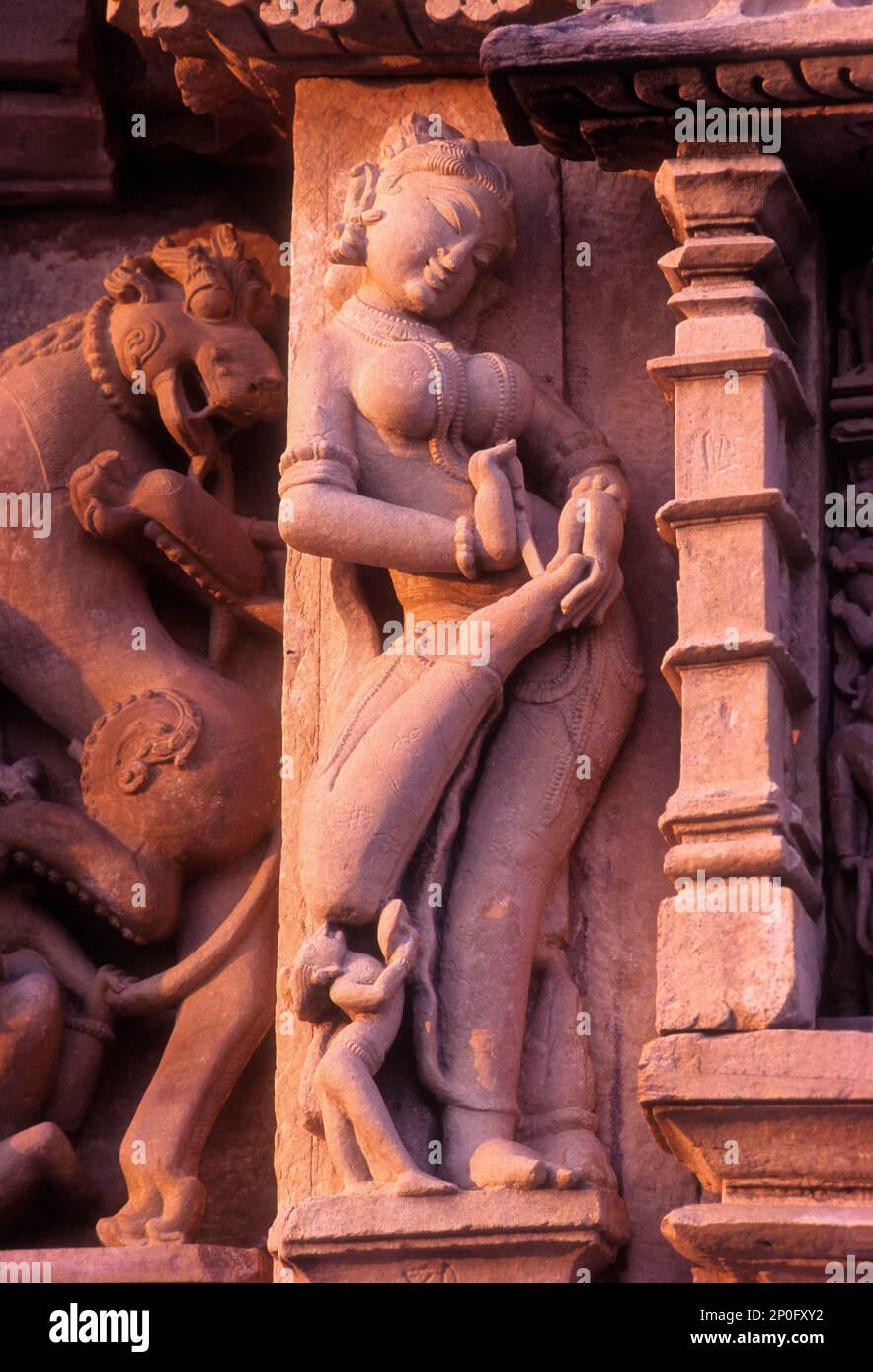 Statua di Apsaras dipingere il suo piede sul tempio di Parsvanatha, gruppo orientale a Khajuraho, Madhya Pradesh, India, Asia Foto Stock