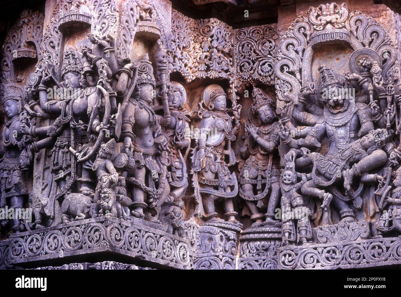 12th ° secolo squisitamente lavorato sculture in HoySaleswara tempio a Halebid o Halebidu, Karnataka, India, Asia Foto Stock