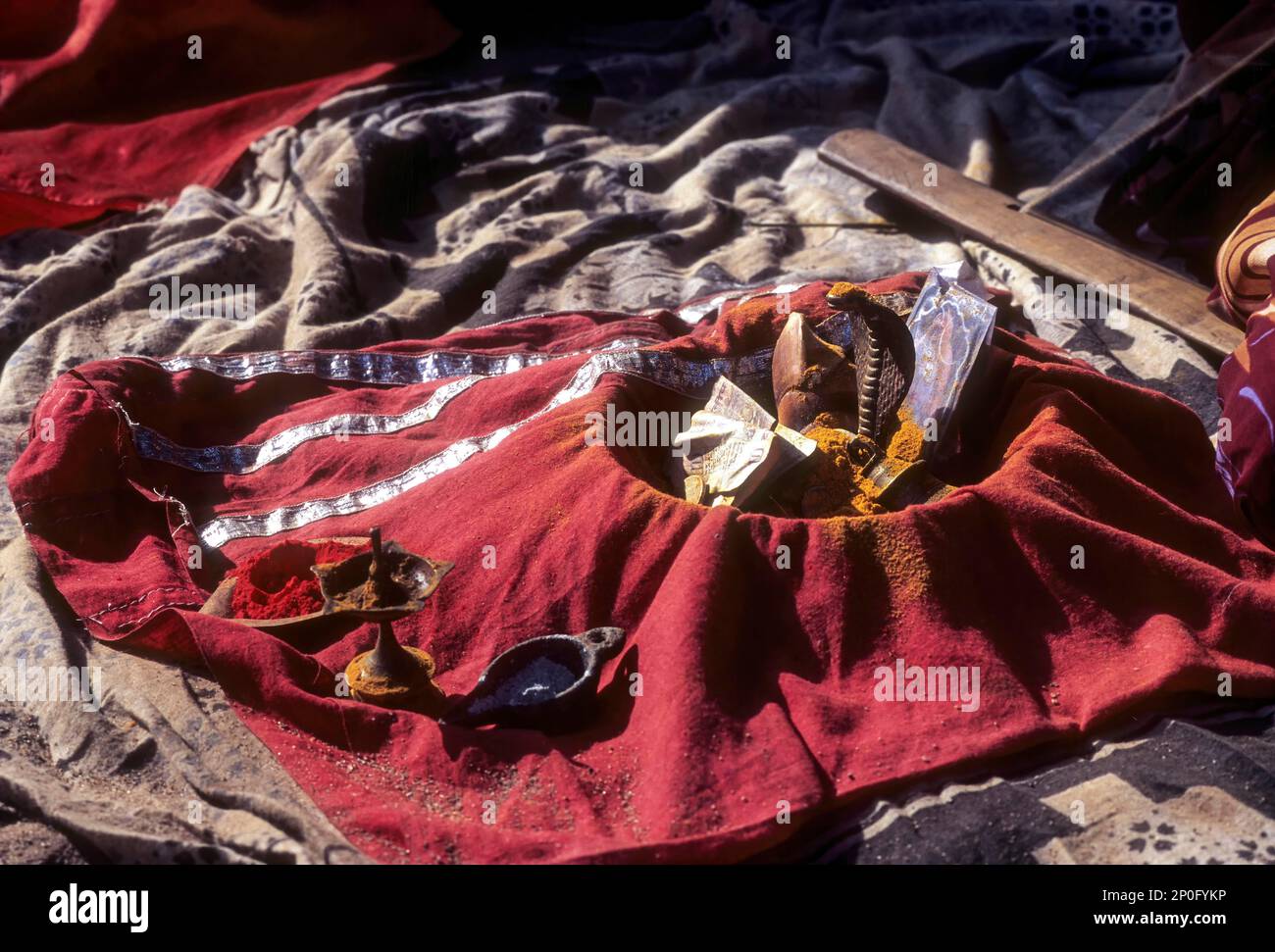 Un mendicante ha esposto un serpente di Nagar di ottone su un panno rosso attraente in kerala, India del sud, India, Asia Foto Stock