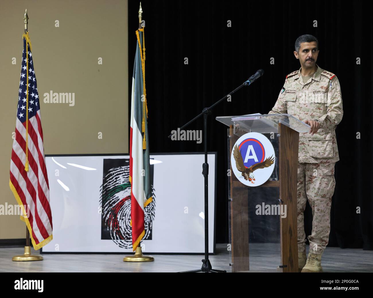 Per commemorare il 32nd° anniversario della Liberazione del Kuwait e dell'operazione Tempesta del deserto, due istruttori ospiti del Mubarak al-Abdullah Joint Command and staff College, all'interno del Ministero della Difesa del Kuwait, danno una presentazione e risponde a domande sul politico, militare, E gli sforzi di resistenza della guerriglia intorno all'invasione e all'occupazione del Kuwait da parte delle forze di Saddam Hussein nel 1990-91. Il col. Martin Wohlgemuth e il comando Sgt. Major Leon Black ospitano i conferenzieri ospiti, e in seguito tutti i partecipanti si godono la torta e la conversazione al Camp Arifjan MWR, 23 febbraio 2023. Foto Stock