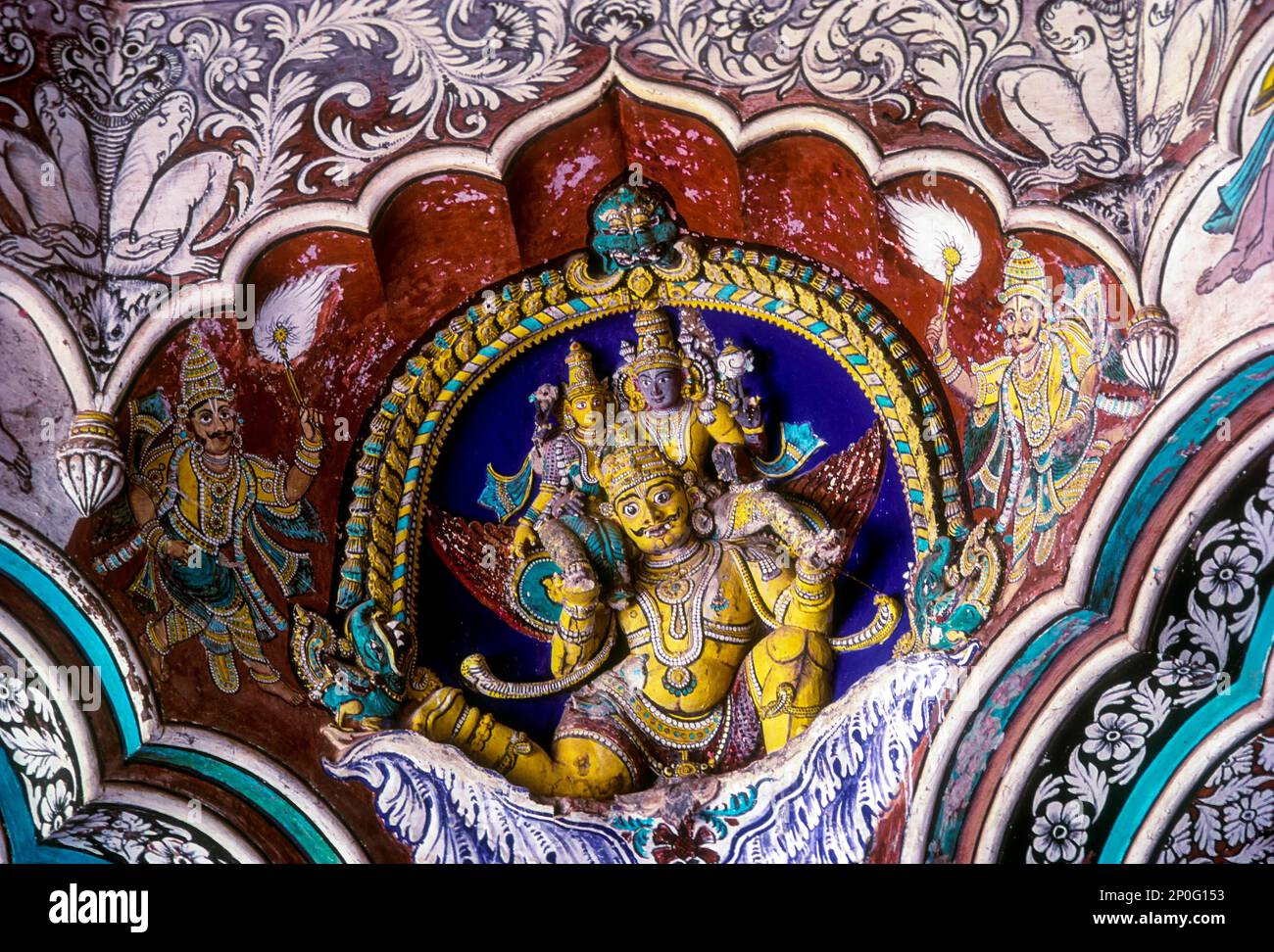 Vishnu con il suo consorte seduto su garuda 18th ° secolo stucco opere e meravigliosi affreschi colonne dipinte di Maratha Darbar sala all'interno Thanjavur Foto Stock