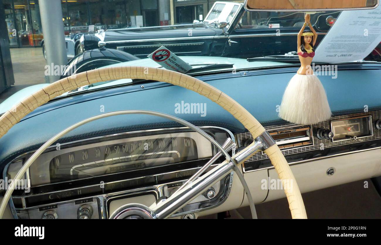 Cadillac auto classica, volante, specchio figura ragazza hawaiana Foto Stock
