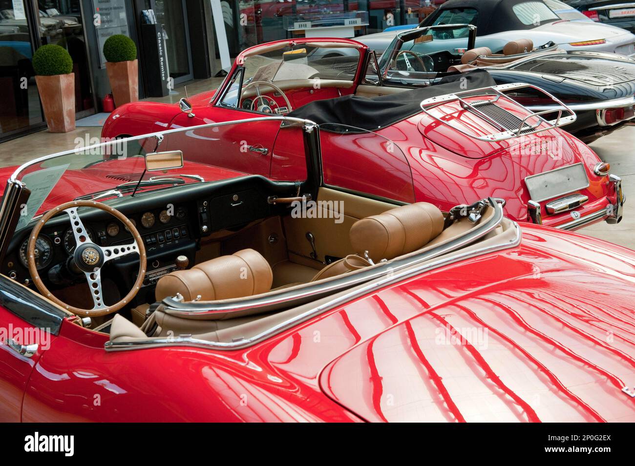 Jaguar E-Type e Porsche 356 Foto Stock