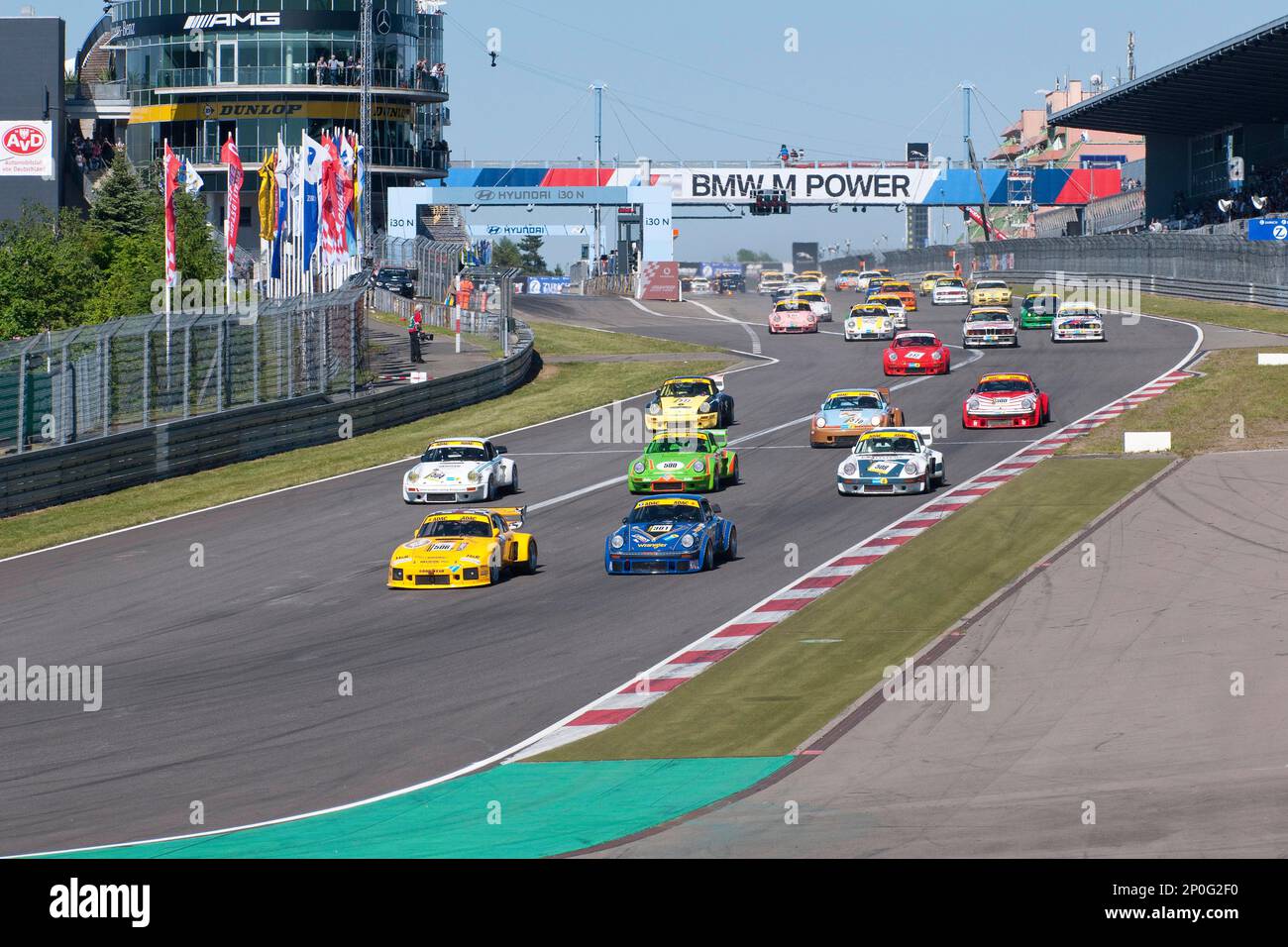 Porsche 935 K1, Porsche 911, gara Nuerburgring pista 24h Classic, griglia di partenza, partenza-arrivo rettilineo, partenza-arrivo, pole position, BMW M1, Porsche Foto Stock