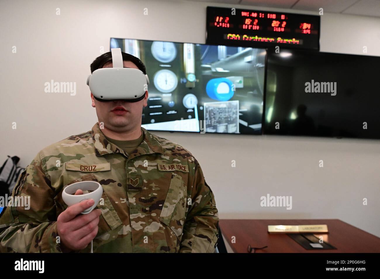 STATI UNITI Jon Cruz, un 673d Logistics Readiness Squadron alimenta l'operatore di distribuzione, prova il prototipo di attrezzo di addestramento di realtà virtuale alla base congiunta Elmendorf-Richardson, Alaska, gennaio 31 2023. Lo strumento di formazione aiuterà a creare un ambiente sicuro e controllato per le operazioni di formazione che combatte ogni anno circa 1M dollari in danni ai veicoli. Foto Stock