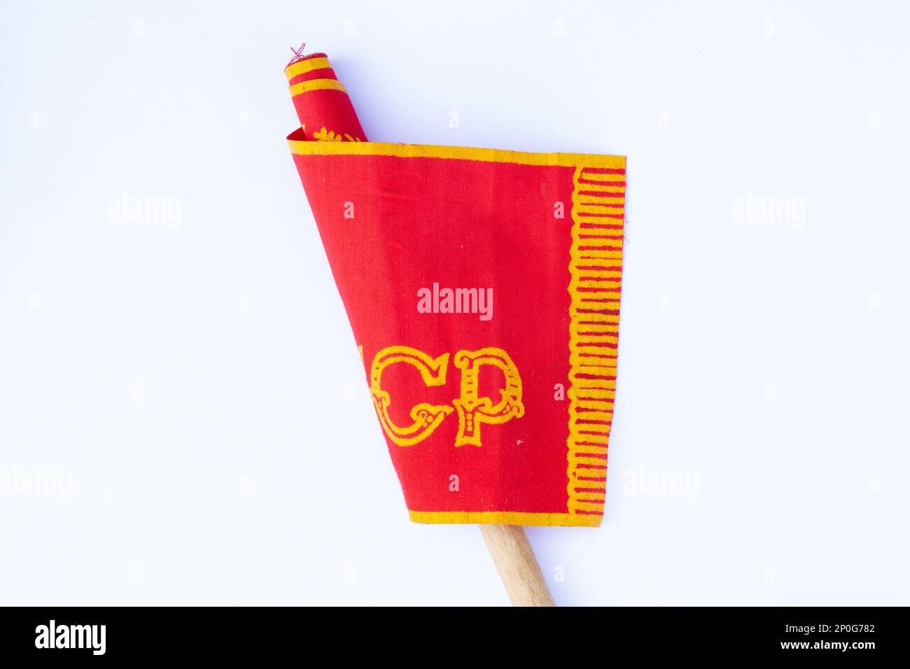 bandiera rossa dell'urss su un bastone su uno sfondo bianco isolato Foto Stock