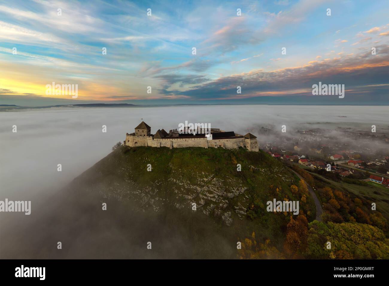 Foto di autunno nebbia sul Forte di Sumeg Ungheria. Questo forte è un monumento storico ungherese. Fortezza medievale. Costruito da re Bela IV nel 13th sec. Foto Stock