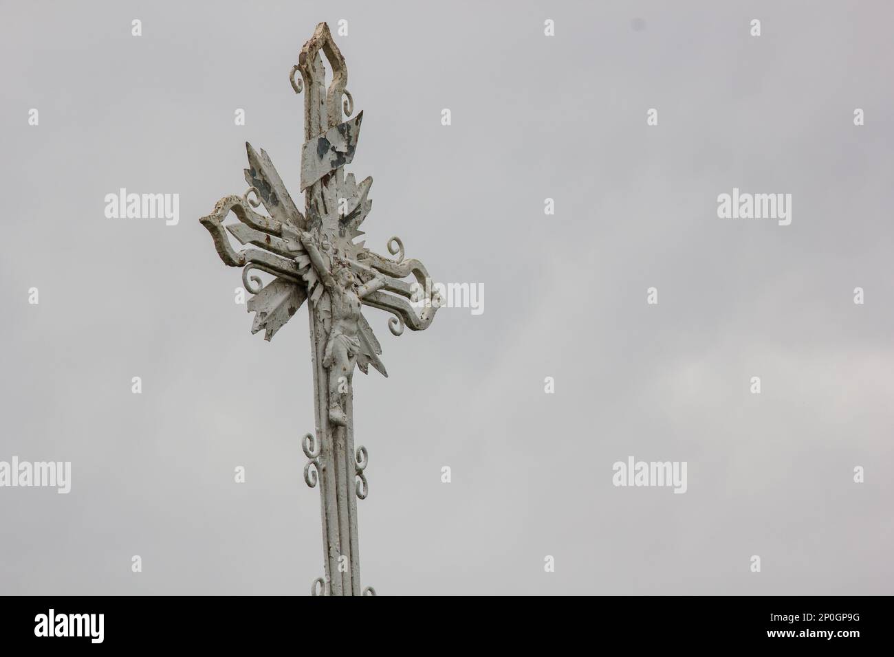 vecchia croce di metallo su uno sfondo del cielo Foto Stock