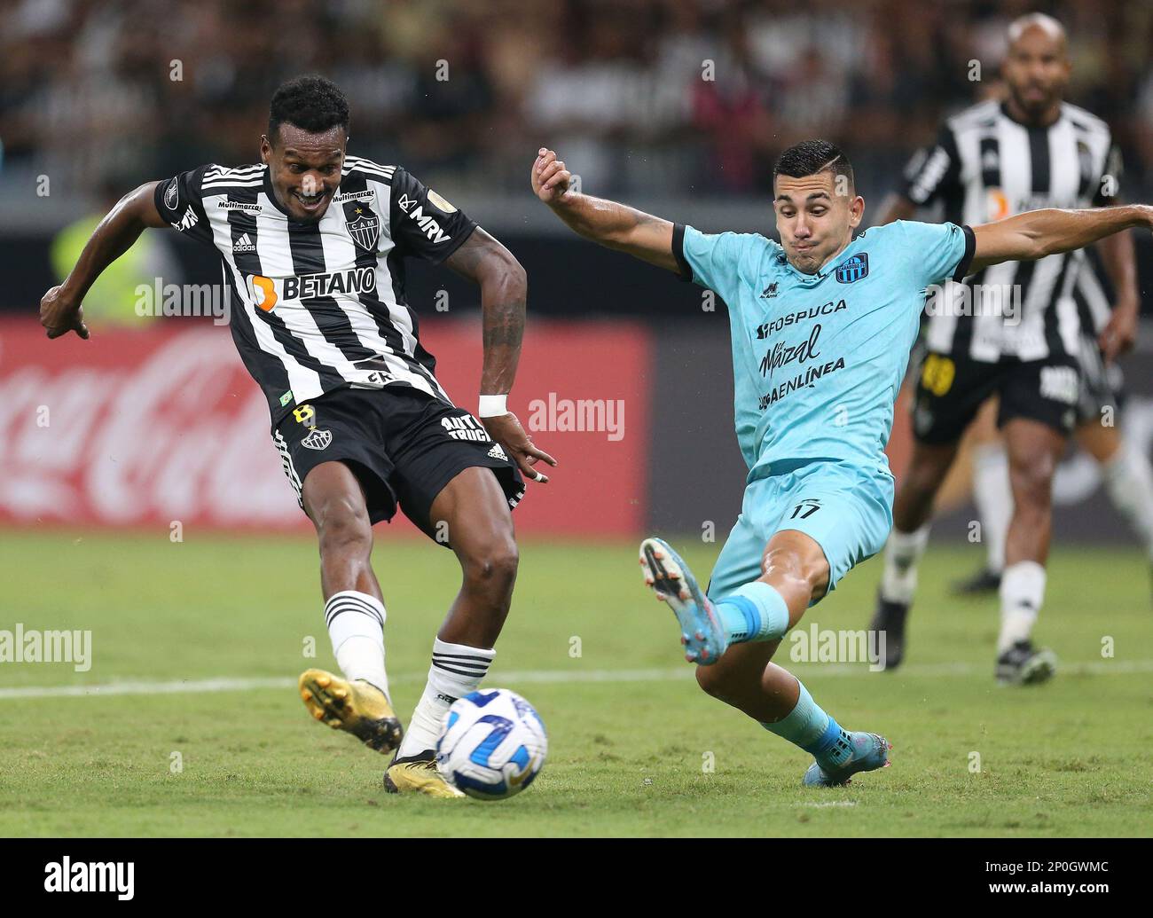 1st marzo 2023: Estadio Mineirao, Belo Horizonte, Brasile: Edenilson di Atlético Mineiro sfida Juan Pérez di Carabobo, durante la partita di calcio della Copa Libertadores tra Atletico Mineiro e Carabobo Foto Stock