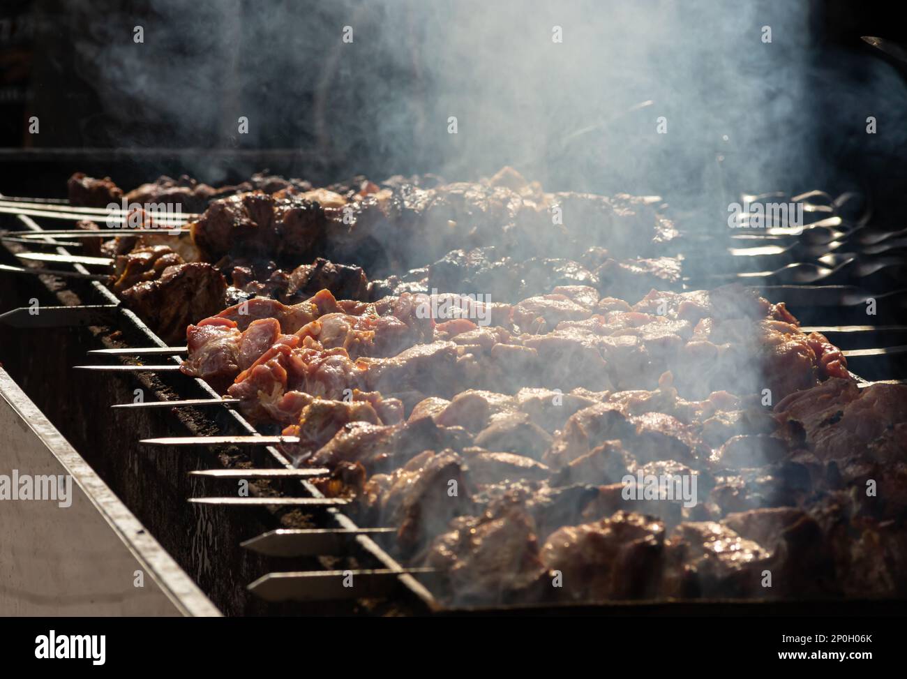 Shashlik marinato che si prepara su una griglia barbecue su carbone. Shashlik o Shish kebab popolare in Europa orientale. Shashlyk, carne spiedata era origina Foto Stock