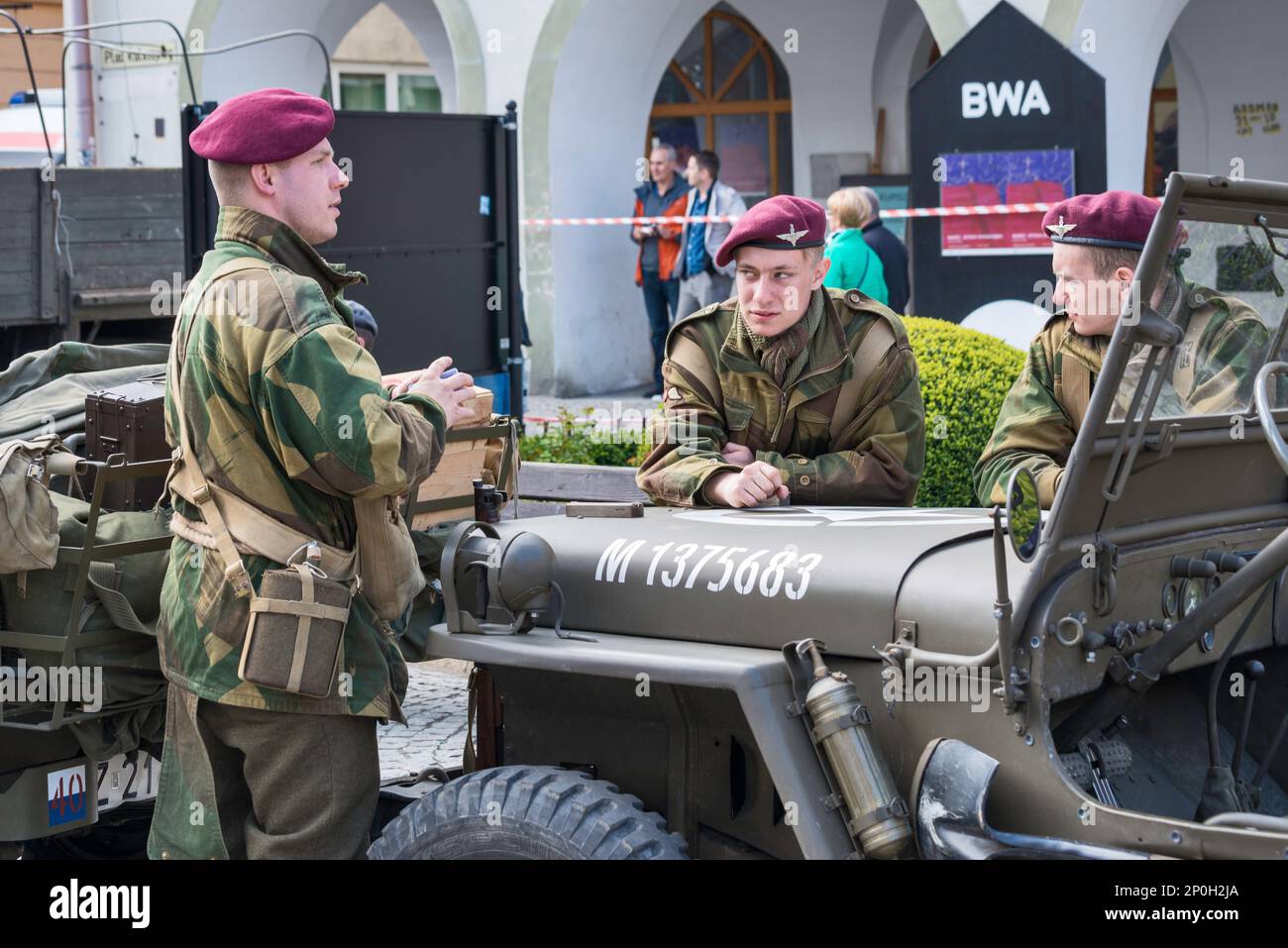 Reenactors in British Army Parachute Regiment uniformi prima della rievocazione della battaglia del WW2, City Hall Square a Jelenia Góra, bassa Slesia, Polonia Foto Stock