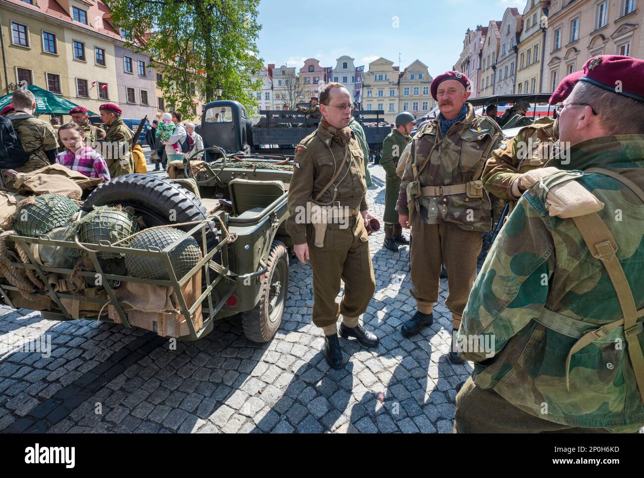 Rievocatori, spettatori, veicoli militari, prima della rievocazione della battaglia del WW2, Piazza del Municipio a Jelenia Góra, bassa Slesia, Polonia Foto Stock