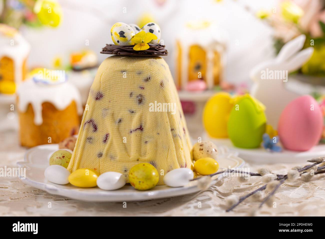 Tradizionale Pasqua Cottage formaggio Dessert per la Pasqua ortodossa. Tavolo festivo con dolci pasquali e decorazione per le vacanze. Foto Stock