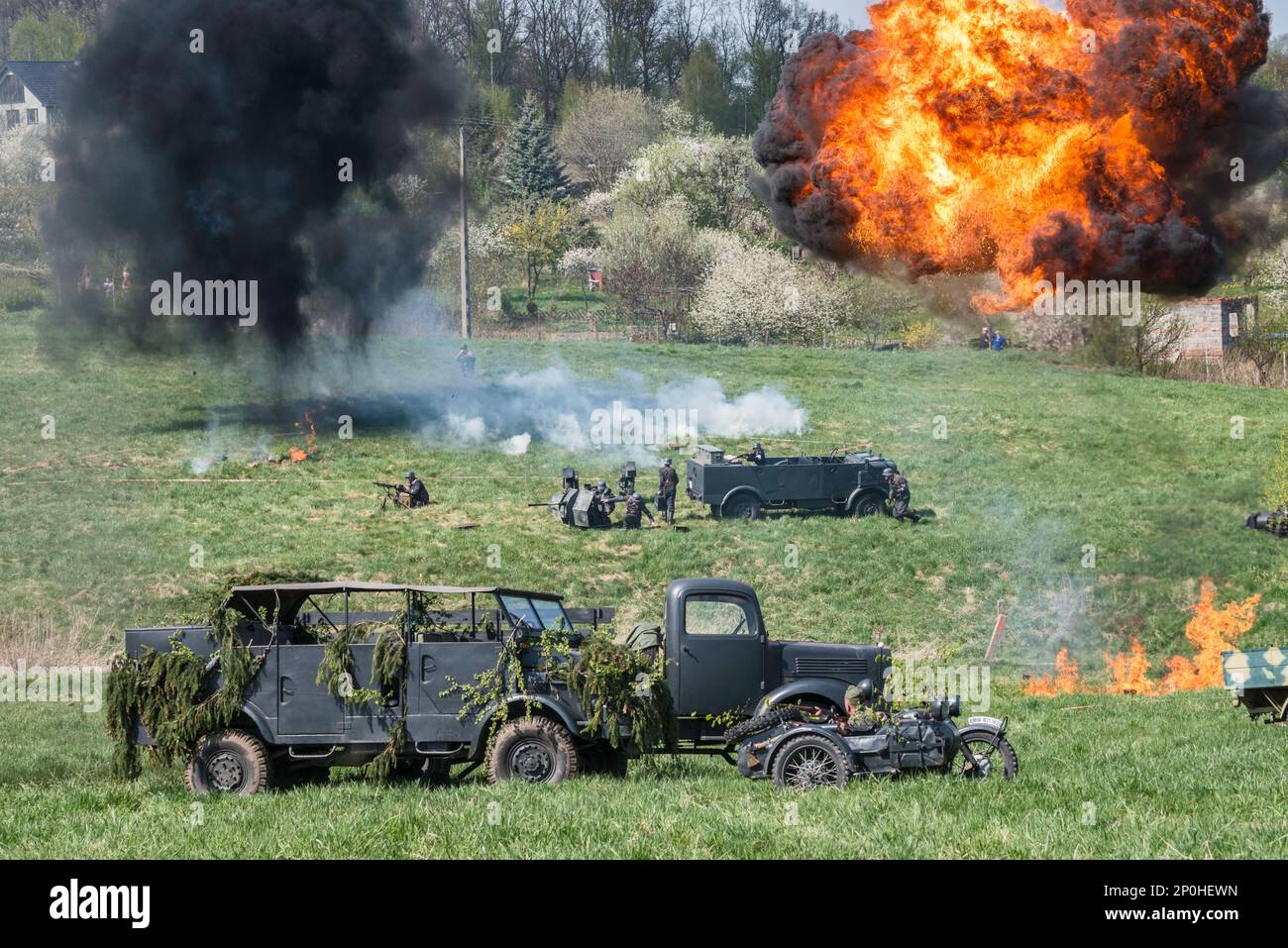 Camion militari tedeschi, truppe, sotto fuoco, alla rievocazione della battaglia del WW2, Jelenia Gora, bassa Slesia, Polonia Foto Stock